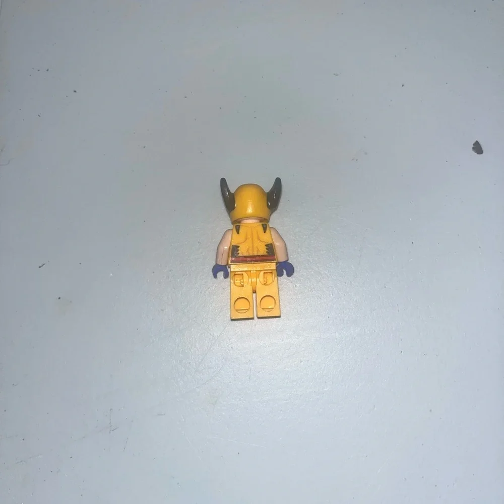 LEGO Marvel Superheroes Wolverine Mask, Blue Hands Minifigure from 76202 - Picture 4 of 6